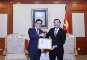 Bộ trưởng Chu Ngọc Anh trao tặng Kỷ niệm chương Vì sự nghiệp KH&CN cho Đại sứ Dương Chí Dũng.