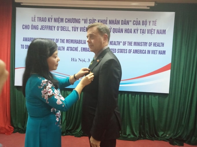 Bộ trưởng Bộ Y tế Nguyễn Thị Kim Tiến trao Kỷ niệm chương Vì Sức khỏe nhân dân cho BS. Jeffrey O'Dell.